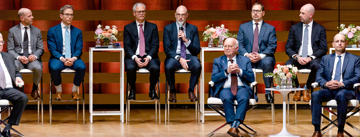 Des membres de l’équipe des placements de Burgundy sur scène lors du Forum Burgundy annuel